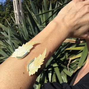 Engelsflügel Perlmutt Muschel gehämmertes Messing Torque Armband - Boho - Hand geschnitzt - Göttin - Mystisch - Engelhaft - Einzelstück