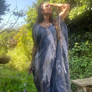 Sukienka typu kaftan z krótkim rękawem, w kolorze szarym, białym i złotym, marmurkowa, barwiona metodą tie-dye - Boho - Odzież plażowa - Styl Ibiza - Ręcznie robione - Bogini