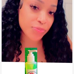 Puede incluir: Una botella transparente con un dispensador de bomba blanco lleno de un l&iacute;quido verde. La botella tiene una etiqueta que dice "Beautytroc Glow Serum" y presenta una mujer de dibujos animados con una camisa azul y jeans. La etiqueta tambi&eacute;n incluye una lista de ingredientes.