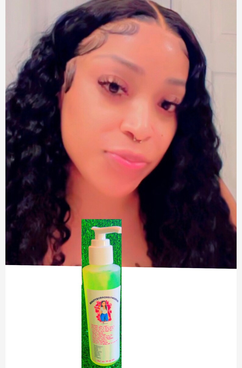 Puede incluir: Una botella transparente con un dispensador de bomba blanco lleno de un l&iacute;quido verde. La botella tiene una etiqueta que dice "Beautytroc Glow Serum" y presenta una mujer de dibujos animados con una camisa azul y jeans. La etiqueta tambi&eacute;n incluye una lista de ingredientes.