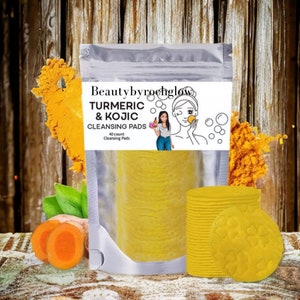 Könnte beinhalten: Ein durchsichtiger Plastikbeutel mit 40 Reinigungspads aus Kurkuma und Kojic. Der Beutel hat ein Etikett mit der Aufschrift "Beautybyrocheglow Turmeric & Kojic Cleansing Pads 40 count Cleansing Pads". Das Etikett zeigt auch eine Comic-Illustration einer Frau mit einer gelben Gesichtsmaske.