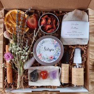 Scorpio Zodiac Gift Box: Crystal Set, Essential Oils & Dried Flowers