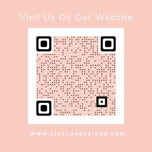 K&ouml;nnte beinhalten: Ein QR-Code mit wei&szlig;em Rand auf rosa Hintergrund. Der Code ist mit schwarzen Punkten und Quadraten gef&uuml;llt. Der Text "Visit Us On Our Website" steht oben und die Website-Adresse unten.