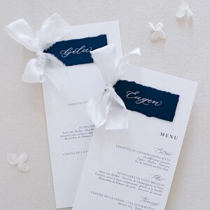 Menù di nozze elegante con nome dell'ospite, menù di nozze blu navy e bianco con nastro, menù personalizzati, menù di nozze con calligrafia romantica