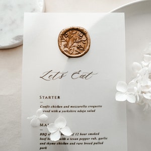 Menu di nozze in pergamena con sigillo in ceralacca, menu di nozze moderno, design minimale, biglietto in pergamena