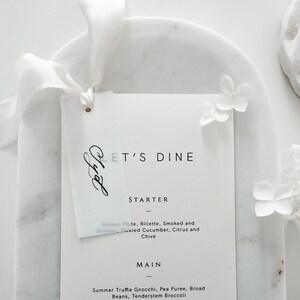 Tarjeta de menú de cena de boda moderna con etiquetas de nombre de caligrafía, atada con cinta de seda, decoración de la mesa de boda, tarjeta de menú impresa