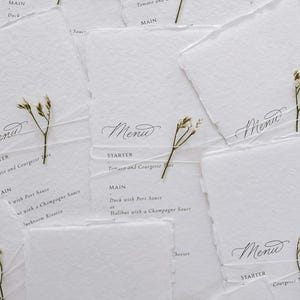 Menu de mariage romantique en papier fait main avec fleurs blanches, carte de menu de mariage imprimée élégante, papeterie de mariage beaux-arts, menu de mariage floral
