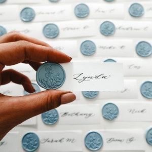 Tarjetas de lugar de boda con sello de cera, tarjetas de nombre de mesa azul polvoriento, tarjetas de asientos de lugar de boda mínimas, boda azul polvoriento