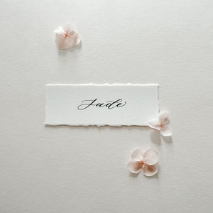 Nombres de lugares de boda de marfil en tarjetas de lugar con borde adornado