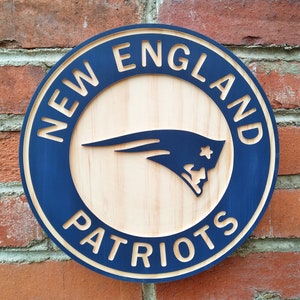 New England Patriots carved 11" round hybrid painted/natural wood wall hanging sign