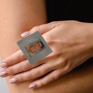 Anillo único de Frida Kahlo con diapositivas y sellos postales reciclados. Edición limitada. Anillo inspirador. Anillo de resina. Regalo para mujer.