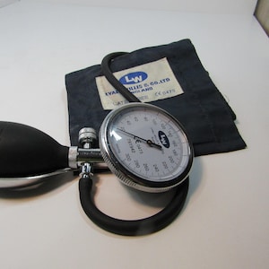 Blood Pressure - Lyal Willis - sphygmomanometer - Antique Collection Hospital Surgery Theatre Use - Blood Pressure