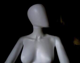 Torso de Manequim Feminino - Cabeça e braços - Plástico