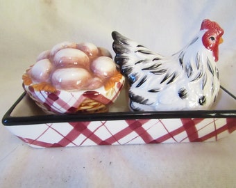 Salero y pimentero vintage con forma de pollo y huevo y bandeja