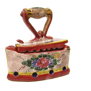 Vintage Cama Deruta-  Italy Souvenier Porceilain - Old fashion model clothes iron
