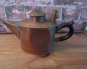 Tetera antigua de cobre: vasija primitiva de doble capa