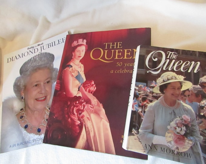 Royal Family - The Queen - 3 Books - Buckingham Palace - Elizabeth HM - Monarchy