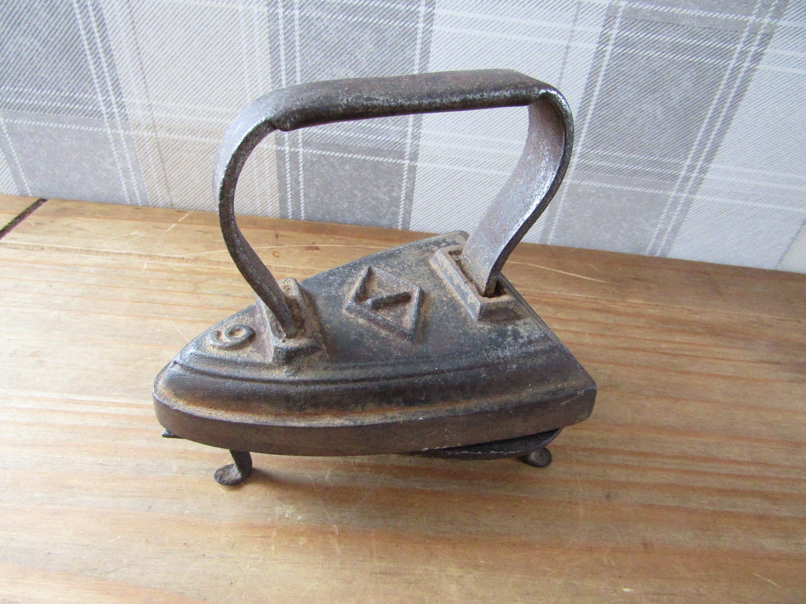 アンティーク鋳鉄フラットアイロン - 1900年代のスタンド付き衣類用 