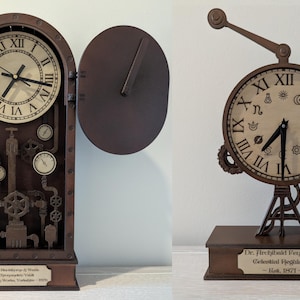 Puede incluir: Dos relojes de estilo steampunk. El primero es un reloj marrón rectangular con esfera redonda, números romanos e indicadores. El segundo es un reloj redondo con soporte, números romanos y una pequeña figura. Los relojes tienen el texto "Dr. Archibald Fenwick's Celestial Regulator - Est. 1871".