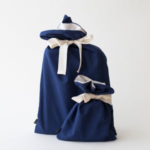 Sac cadeau bleu foncé vif et naturel