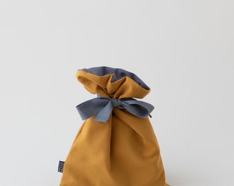 Bolsa de regalo en amarillo y gris oscuro.