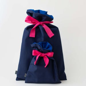 Borsa regalo blu scuro brillante e rosa
