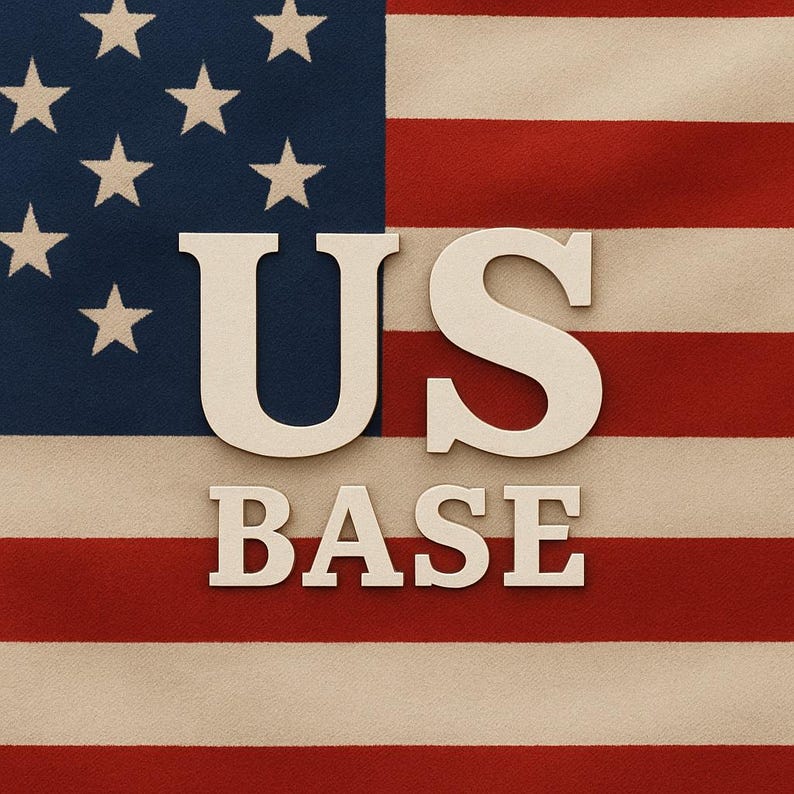 K&ouml;nnte beinhalten: Bild der amerikanischen Flagge mit den Worten "US BASE" in einer fetten, cremefarbenen Schrift, die &uuml;ber der Flagge liegt. Die Flagge zeigt rote und wei&szlig;e Streifen und ein blaues Feld mit wei&szlig;en Sternen.