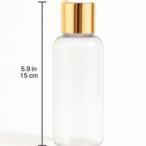 K&ouml;nnte beinhalten: Transparente, zylindrische Flasche mit goldfarbenem Deckel. Die Flasche ist 15 cm hoch und 4,4 cm breit. Der Deckel hat eine gl&auml;nzende Goldfarbe. Die Flasche ist leer und transparent, geeignet f&uuml;r verschiedene Fl&uuml;ssigkeiten.