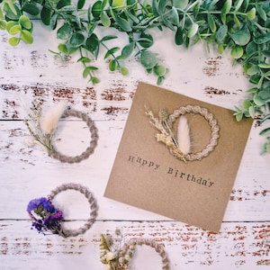 Carte de fleurs en macramé, carte magnétique, carte d'anniversaire, mini couronne, carte de voeux, carte d'occasion, fleurs séchées, carte pour elle, carte faite à la main