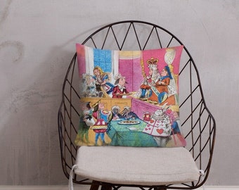 Pode incluir: Uma almofada de arremesso colorida com uma ilustração de Alice no País das Maravilhas. A cena mostra Alice em uma sala de audiências com a Rainha de Copas, o Chapeleiro Maluco e outros personagens do livro.