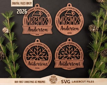 Puede incluir: Cuatro adornos navideños circulares de madera con diseños cortados a láser. Dos presentan un gorro de Papá Noel y el texto "OUR FIRST CHRISTMAS AS MR & MRS Anderson 2026". Dos presentan un copo de nieve y el texto "OUR FIRST CHRISTMAS AS THE Andersons 2026".