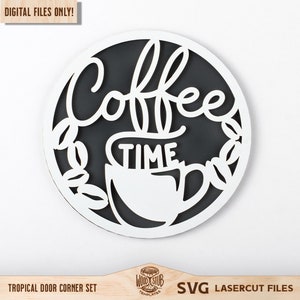 以下が含まれることがあります： 白黒の丸い看板に、白い筆記体で「Coffee Time」と書かれています。看板には、コーヒー豆のデザインが縁取りされたコーヒーカップが描かれています。