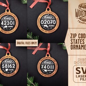 Op de afbeelding: Drie houten ornamenten met een krijtbord-afwerking. Elk ornament heeft een staatsschets, een postcode en de tekst "Er is geen betere plek dan thuis voor de feestdagen".