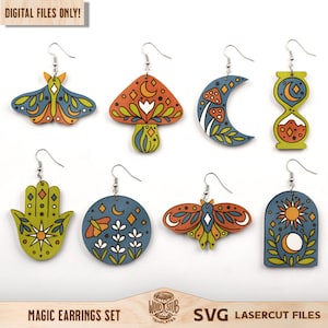 Puede incluir: Conjunto de ocho pendientes de madera cortados con láser con varios diseños mágicos, incluyendo una luna creciente, un hongo, una polilla, una mano de hamsa, un sol y un reloj de arena. Los pendientes están pintados en tonos de azul, verde, naranja y amarillo.