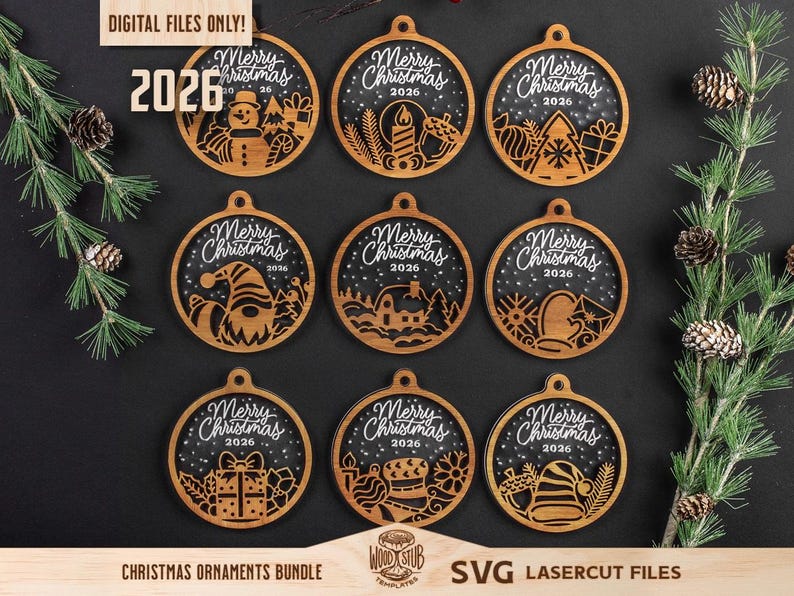 Puede incluir: Nueve adornos navide&ntilde;os circulares de madera con dise&ntilde;os cortados con l&aacute;ser que incluyen un mu&ntilde;eco de nieve, vela, &aacute;rbol, gnomo, casa, manopla, regalo y gorro. Cada adorno muestra el texto Merry Christmas 2026. Incluye archivos digitales SVG.