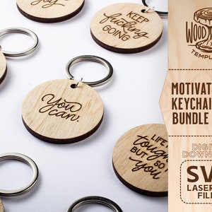 Puede incluir: Un conjunto de ocho llaveros de madera cortados con l&aacute;ser con frases motivacionales, que incluyen "You Can", "Keep Fucking Going", "Always Believe in Yourself" y "Life is Tough But So Are You". Los llaveros est&aacute;n dispuestos sobre una superficie blanca. La imagen tambi&eacute;n incluye un logotipo para "Wood Stub Templates".