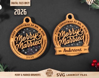 Puede incluir: Dos adornos navideños de madera con el texto "Merry & Married". Uno es redondo con el año 2026, el otro tiene el año y un nombre. Los adornos están cortados con láser y tienen un borde decorativo.