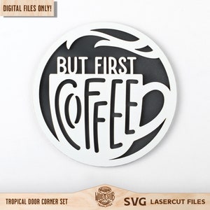 以下が含まれることがあります： 黒と白のSVGレーザーカットファイルデザイン。コーヒーカップに「But First Coffee」の文字が円形に書かれています。このデザインは、トロピカルなドアコーナーセット用です。
