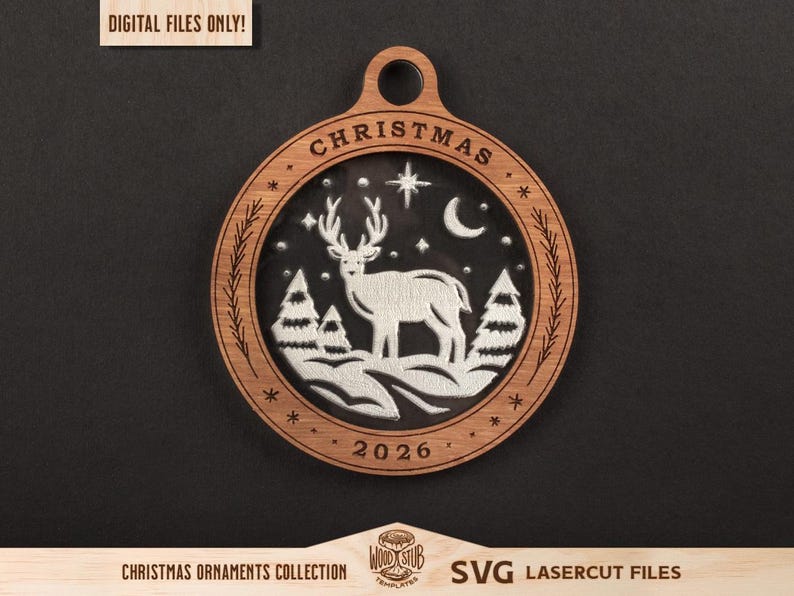 Puede incluir: Adorno navide&ntilde;o de madera con un dise&ntilde;o de ciervo, &aacute;rboles, estrella y luna. La palabra "CHRISTMAS" est&aacute; en la parte superior y "2026" en la inferior. El adorno es redondo con un agujero para colgar. El texto "DIGITAL FILES ONLY!" est&aacute; en la parte superior.