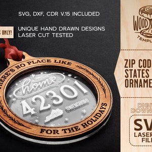 Op de afbeelding: Een houten kerstversiering met een transparante acryl inzet met de tekst "There's no place like home 42301 Owensboro for the holidays". De versiering is lasergesneden en heeft een gestileerde staat Kentucky.