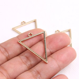 Örhänge i legering - Örhängen i legering - Triangelformade örhängen - Örhängeskoppling - Geometriska formfynd - Smyckesupptäckt BR0166