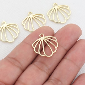 Puede incluir: Cuatro abalorios de metal dorado en forma de concha con un bucle en la parte superior para sujetarlos a joyas u otras manualidades.