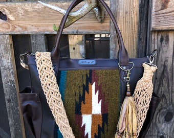 running bolsa with water bottle