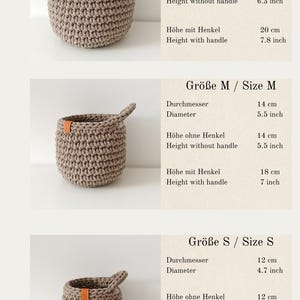 Pu&ograve; includere: Tre cesti in crochet di diverse dimensioni, etichettati "Taglia L", "Taglia M" e "Taglia S". Ogni cesto &egrave; realizzato in filato beige e ha un manico in pelle marrone. I cesti sono mostrati su uno sfondo bianco con misure in centimetri e pollici.
