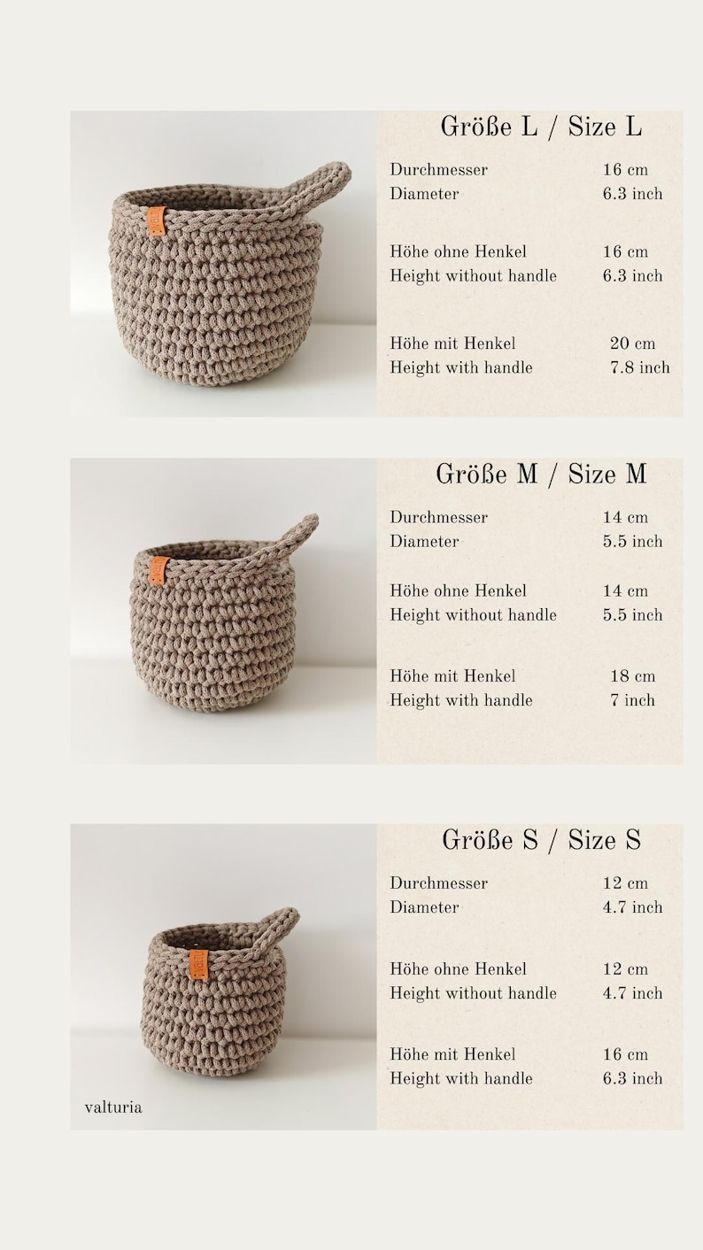 Pu&ograve; includere: Tre cesti in crochet di diverse dimensioni, etichettati "Taglia L", "Taglia M" e "Taglia S". Ogni cesto &egrave; realizzato in filato beige e ha un manico in pelle marrone. I cesti sono mostrati su uno sfondo bianco con misure in centimetri e pollici.