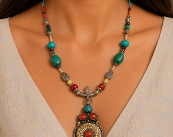 Collar artesanal de turquesa y coral: colgante tibetano, diseño nepalí.