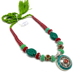 Collana vintage con pietre preziose di corallo e turchese: gioielli tibetani fatti a mano
