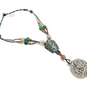 Collana con ciondolo in corallo turchese tibetano vintage: gioielli etnici fatti a mano e placcati in argento