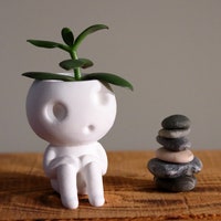 Kodama - Pot de fleurs d'intérieur inspiré du Studio Ghibli - Décoration - Mini pots de fleurs pour plantes succulentes - esprits des arbres - Kooki & Keera (S, 8 cm
