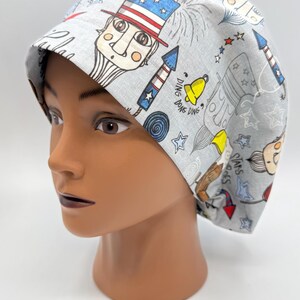 Gorro quirúrgico para mujer / Estilo europeo / Gris con dibujos patrióticos y cierre de palanca ajustable